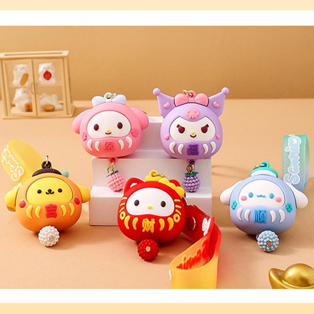Gantungan Kunci Bag Charm Aksesori Tas Seri Sanrio X Daruma Dgn Strap