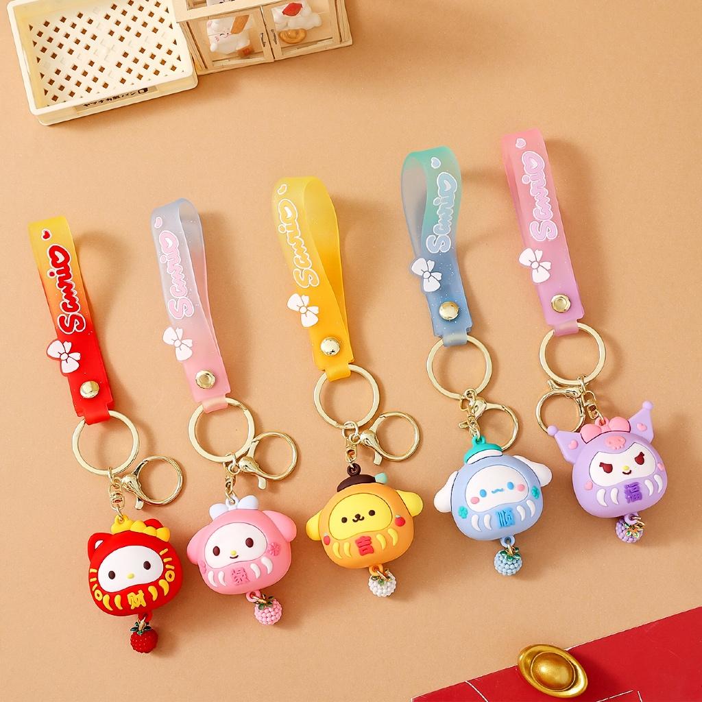 Gantungan Kunci Bag Charm Aksesori Tas Seri Sanrio X Daruma Dgn Strap